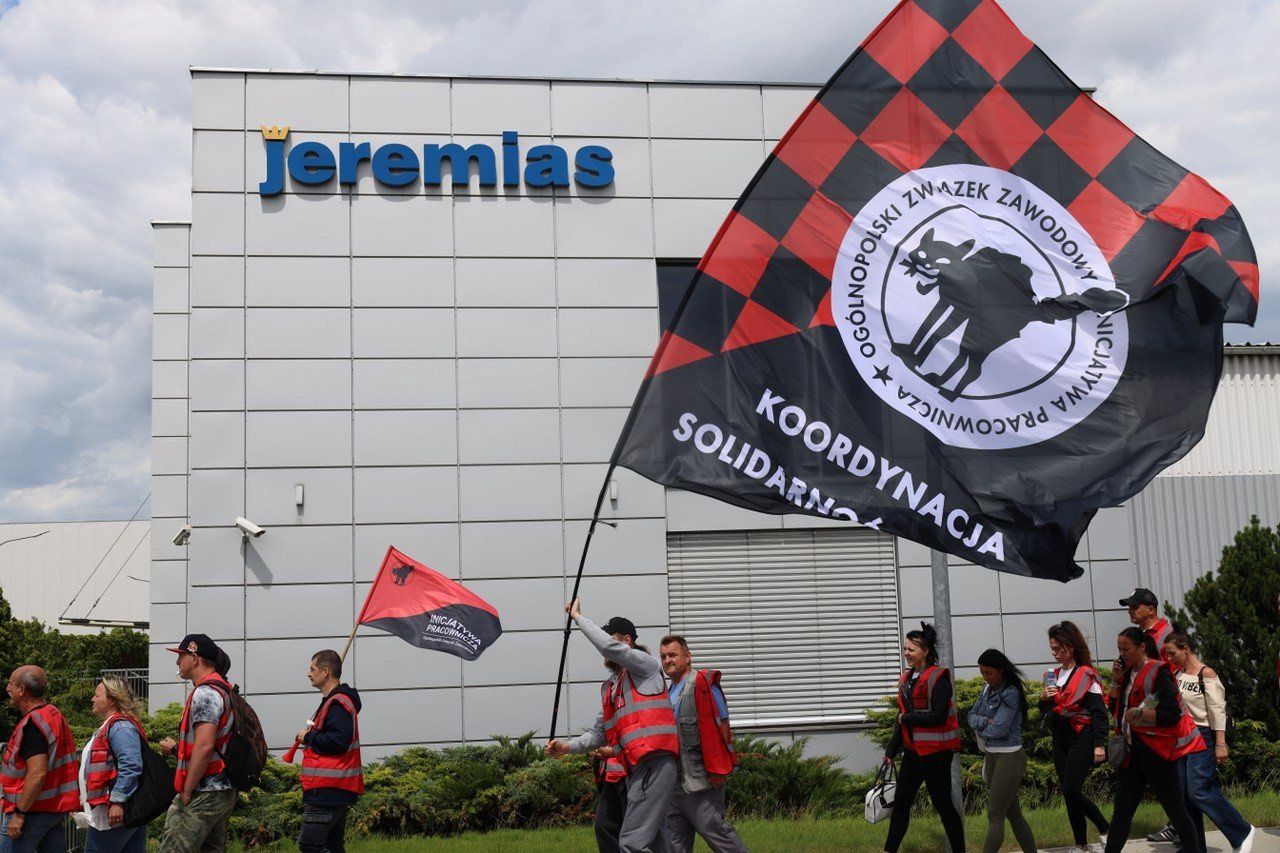 Pracownicy strajkują w Gnieźnie. Aktywiści nie przepuszczali samochodów w Jeremiasie