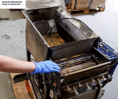 Śląskie. Garażowa krajalnia. Złapani na gorącym uczynku, gdy produkowali papierosy