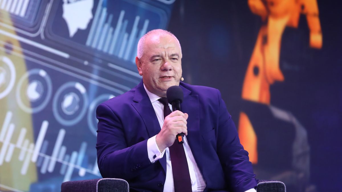 Warszawa, 05.10.2021. Wicepremier, minister aktywów państwowych Jacek Sasin podczas panelu "Nowe możliwości polskiej gospodarki" w ramach Kongresu 590 w Warszawie, 5 bm. Hasło 6. edycji Kongresu 590 to "Nowe możliwości". Impreza, należąca do kluczowych wydarzeń gospodarczych w kraju, skupia się na siedmiu obszarach tematycznych: nowe państwo, nowe sektory, demografia, zdrowie, nauka wraz z sektorem badań i rozwoju oraz nowy obraz Polski. (sko) PAP/Rafał Guz