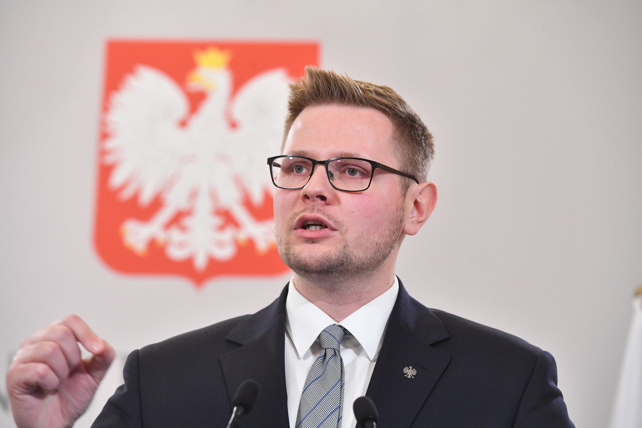 Warszawa, 12.12.2022. Wiceminister sprawiedliwości Michał Woś podczas konferencji prasowej w siedzibie resortu w Warszawie, 12 bm. Temat spotkania: "Rewolucja cyfrowa w sądach". (jm) PAP/Piotr Nowak
