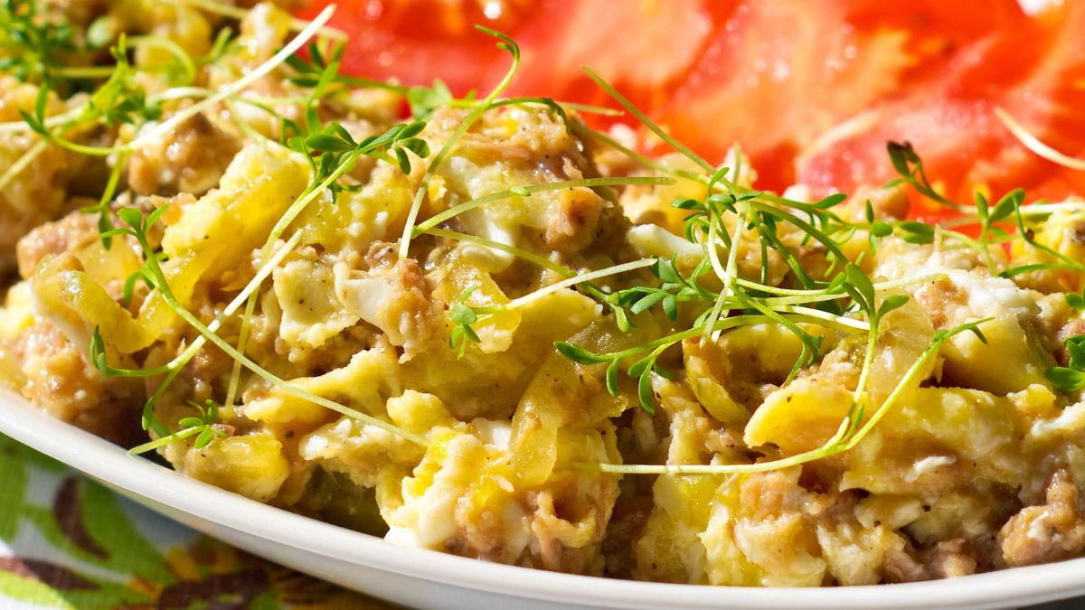 Jajecznica z dodatkiem wędzonej makreli