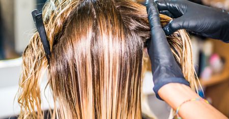Ten odcień blondu to przebój na wiosnę. Gwiazdy już go noszą