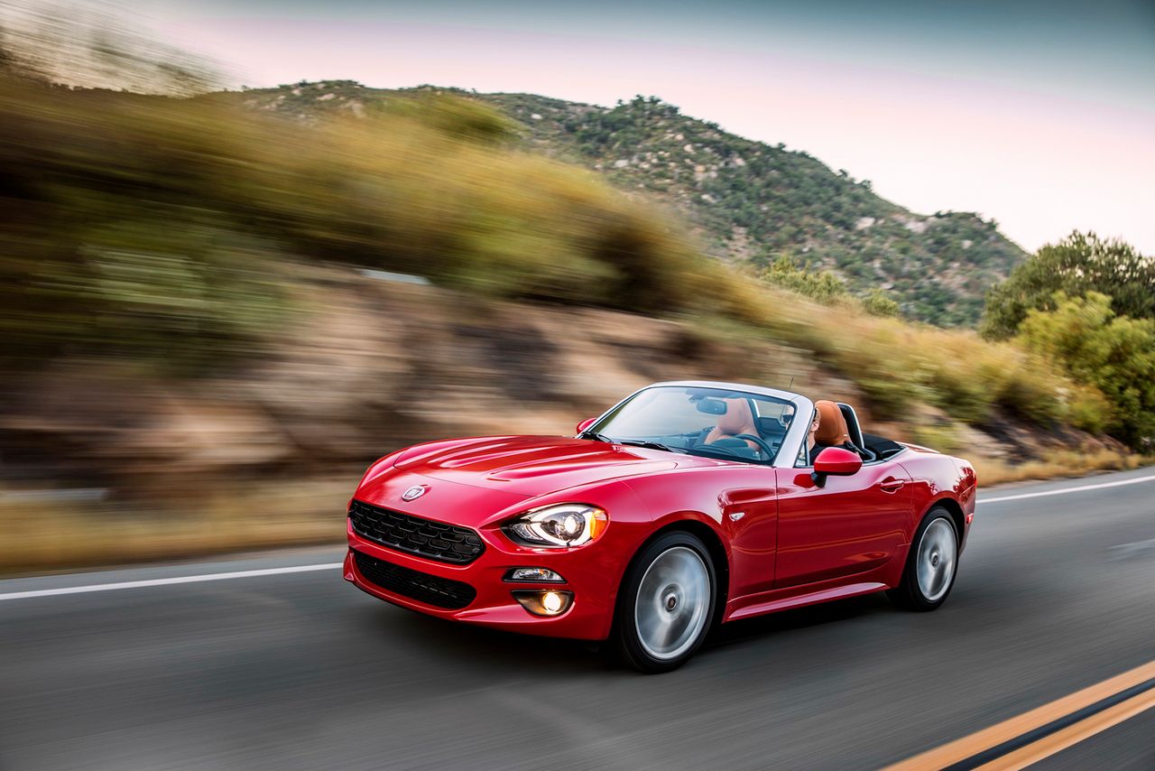 Fiat 124 Spider i wersja Abarth na nowej porcji zdjęć z USA