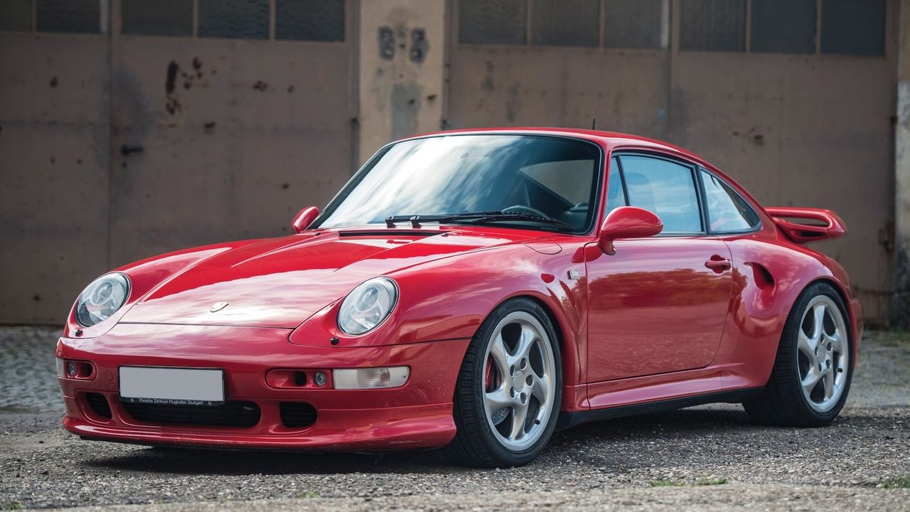 Porsche 993 Turbo S z 1998 roku to stosunkowo świeża historia. Ostatnie turbo z chłodzeniem powietrznym, a zarazem pierwsze z napędem 4x4. Za dostarczanie mocy na cztery koła odpowiada jednostka 3.6 o mocy 456 KM. Auto sprzedano za 313 600 funtów (1.6 mln zł).