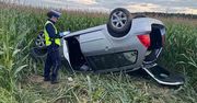 55-latka uciekała policji. Dachowała w polu kukurydzy