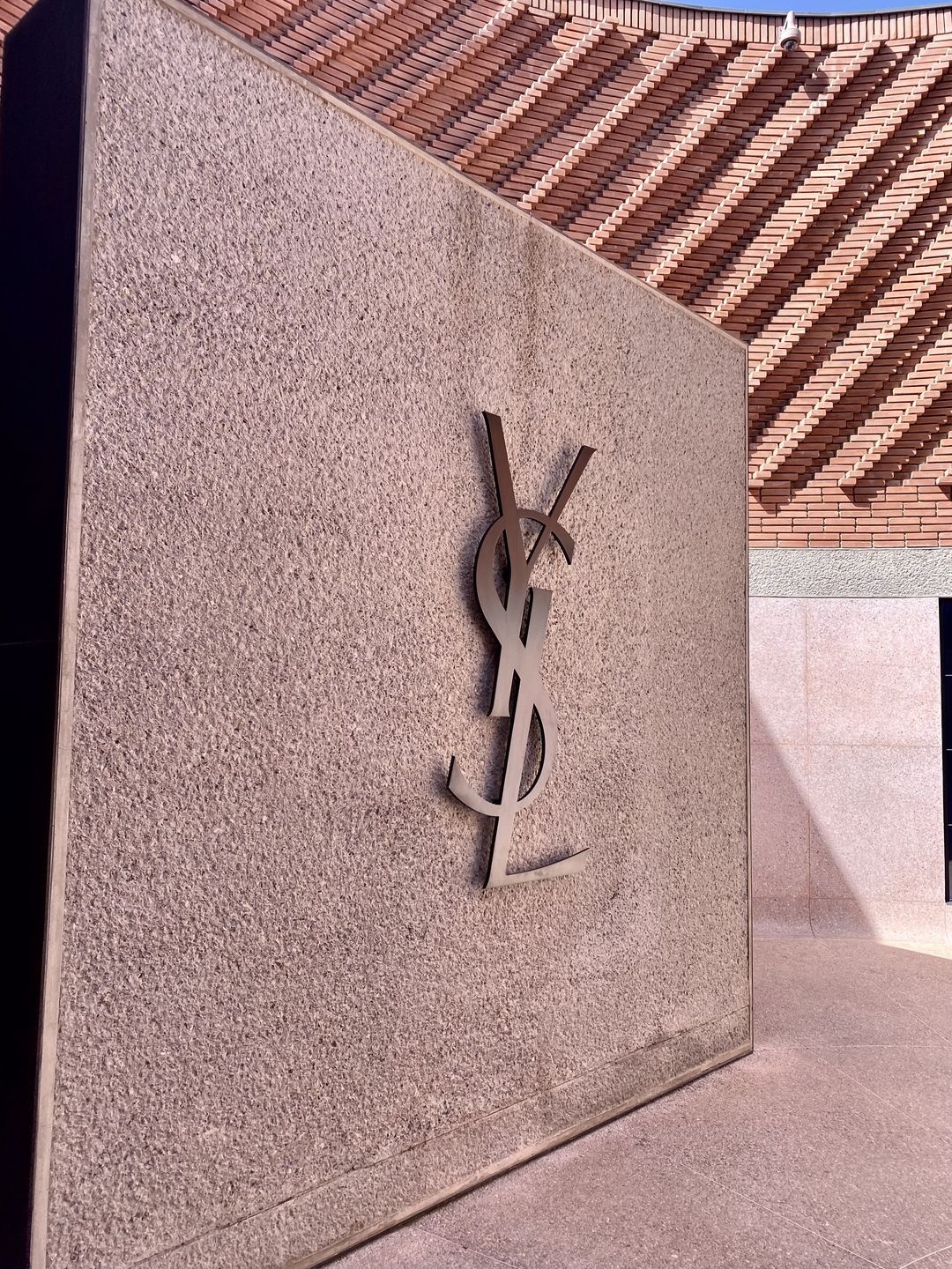 Ściana przed wejściem do Muzeum YSL