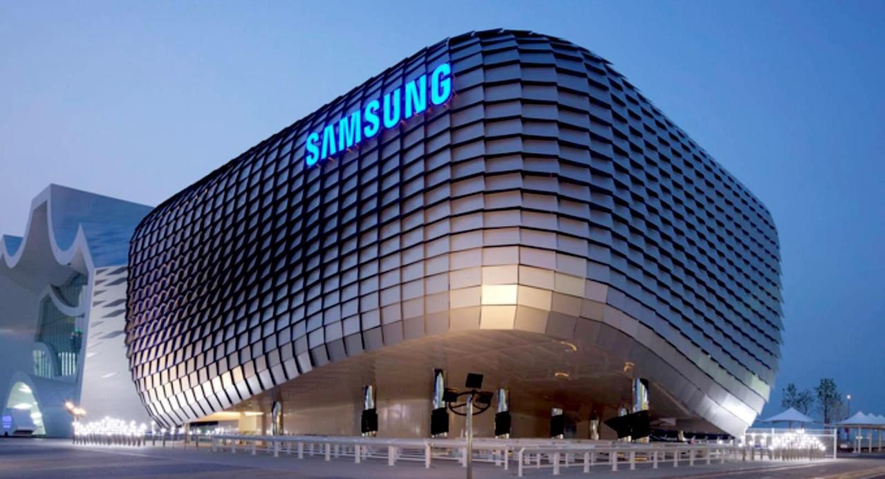 Samsung introduces a six-day work week for management staff.