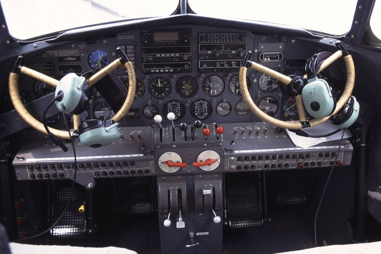 Kokpit samolotu Lockheed L-10 Electra