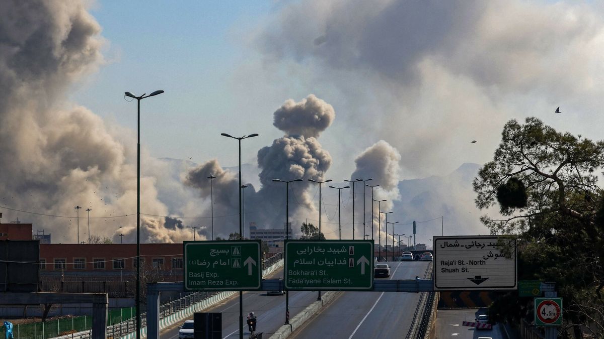 Wojna na Bliskim Wschodzie 2026
TOPSHOT - Motorists drive along an expressway as plumes of smoke rise after a strike in Tehran on March 5, 2026. Israel pounded Tehran with fresh strikes and Iran targeted Kurdish guerilla groups in Iraq on March 5 as a spiralling war in the Middle East engulfed the entire region. (Photo by ATTA KENARE / AFP)
ATTA KENARE