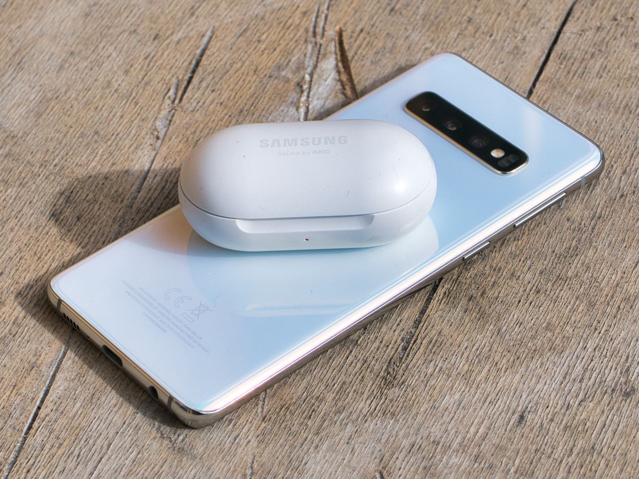 Funkcja PowerShare pozwala ładować Galaxy Buds smartfonem Galaxy S10