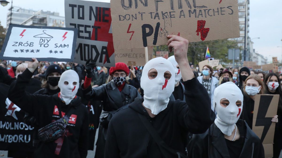 Uczestnicy protestu przed budynkiem Sejmu w Warszawie, 28 bm. Od 22 bm. w całej Polsce trwają protesty przeciw zaostrzeniu prawa aborcyjnego
