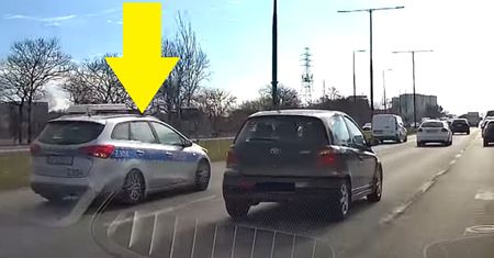 Radiowóz aż wybiło w powietrze. Całe nagranie trafiło do sieci