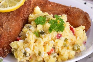 Sałatka zamiast gotowanych ziemniaków. Czeska wersja jest dużo lepsza od Kartoffelsalat