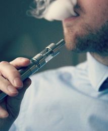 Rząd przyjął projekt zakazujący sprzedaży e-papierosów niepełnoletnim