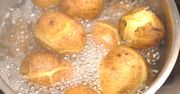 Natnij skórkę ziemniaka i włóż do wrzątku. Ten trik odmieni twoje życie