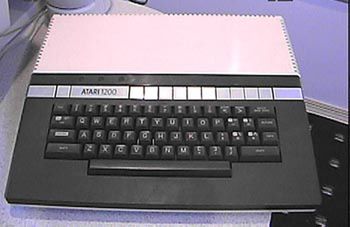 Atari 1200. Slot na kartridże umieszczono na lewej krawędzi komputera. Komputer posiadał także klawisze funkcyjne START, SELECT, OPTION, HOME oraz klawisze funkcyjne F.