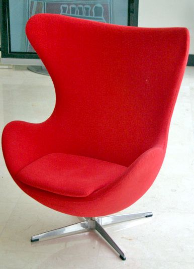 Fotel Jajo (The Egg Chair) Arne Jacobsena z 1958 roku. Licencjonowana kopia za 2500 funtów, tzw. podróbkę kupimy w polskim sklepie za 1700 zł. (źródło: Wikimedia)