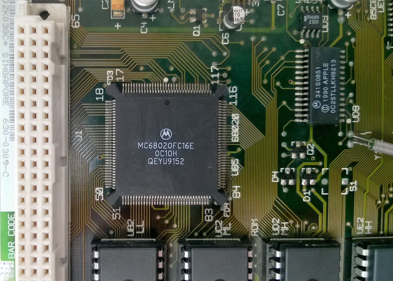 Motorola 68020 taktowana 16 MHz była sercem Macintosha LC. Płyty produkowano w Singapurze.