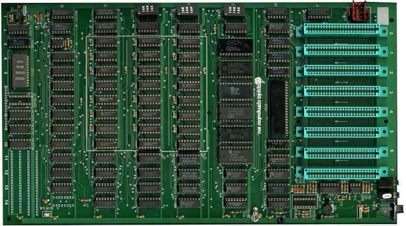 Płyta główna Apple II miała mieć idealnie równo rozłożone podzespoły. Choć z dzisiejszego punktu widzenia, nic jej nie brakuje, Jobs nie był do końca z niej zadowolony.