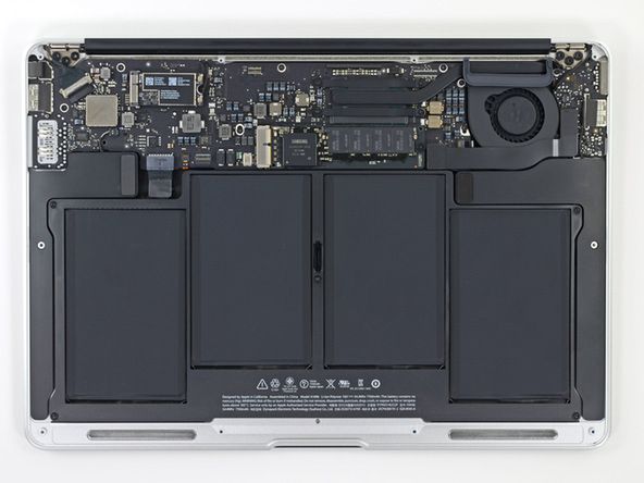 Wnętrze MacBooka Air 2013 (Źródło: iFixit)