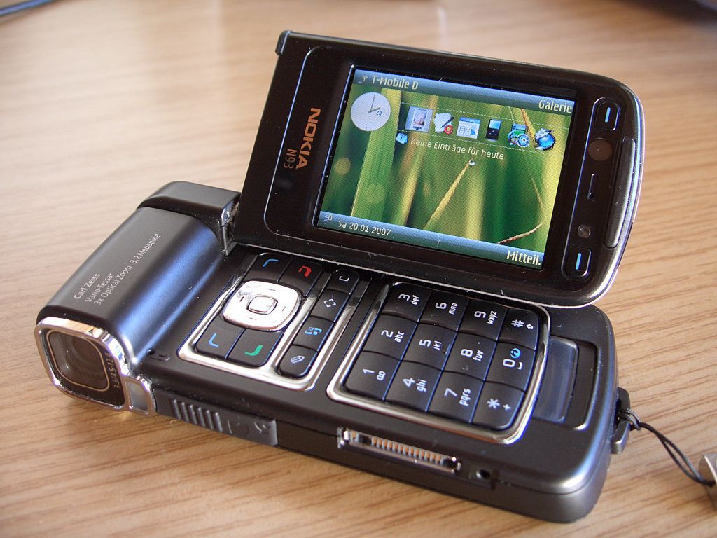 źródło: https://pl.wikipedia.org/wiki/Nokia_N93#mediaviewer/Plik:Nokia_n93-1.jpg