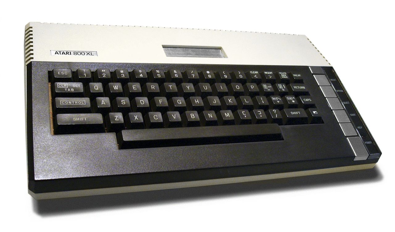 Atari 800XL z charakterystycznym slotem kartridźa na górnej części obudowy. Stylistyką nawiązywało do produktów firmy Bang &amp; Olufsen. Zdjęcie: Wikipedia.