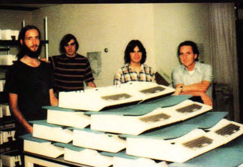 Pierwsze dwadzieścia obudów Apple II.