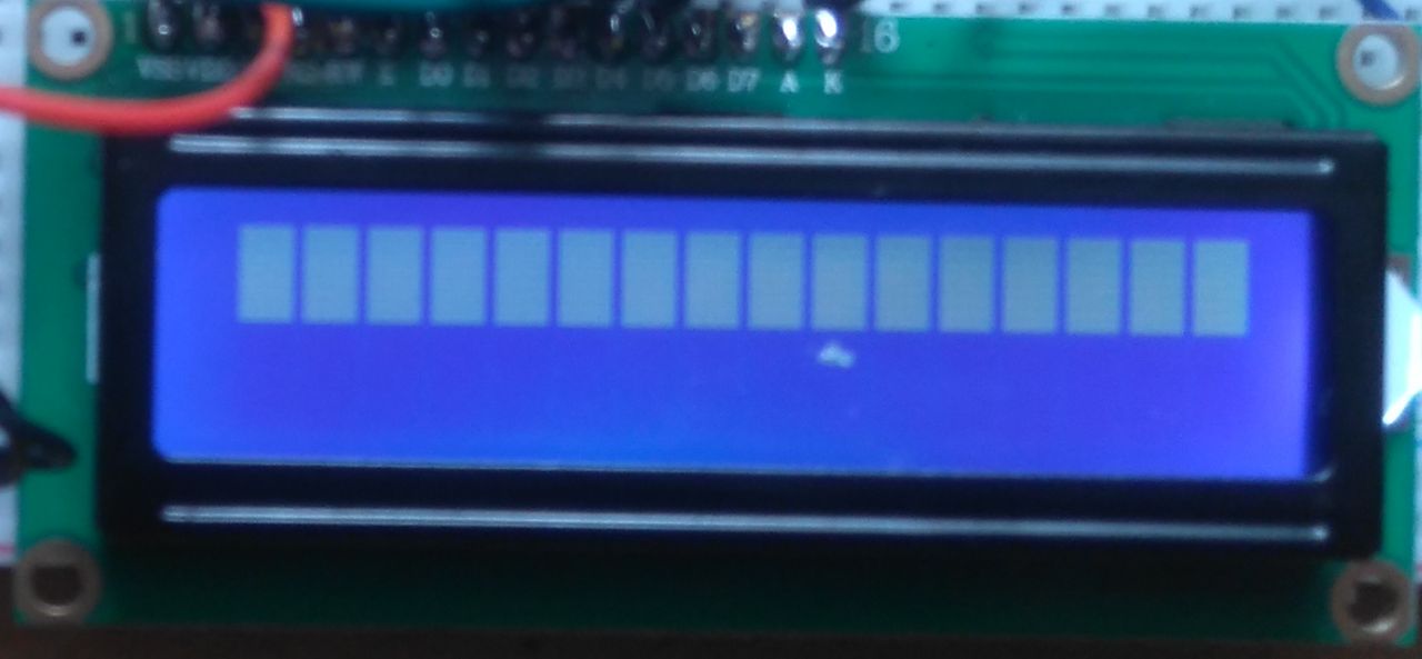 LCD z włączoną jedną linią na wyświetlaczu