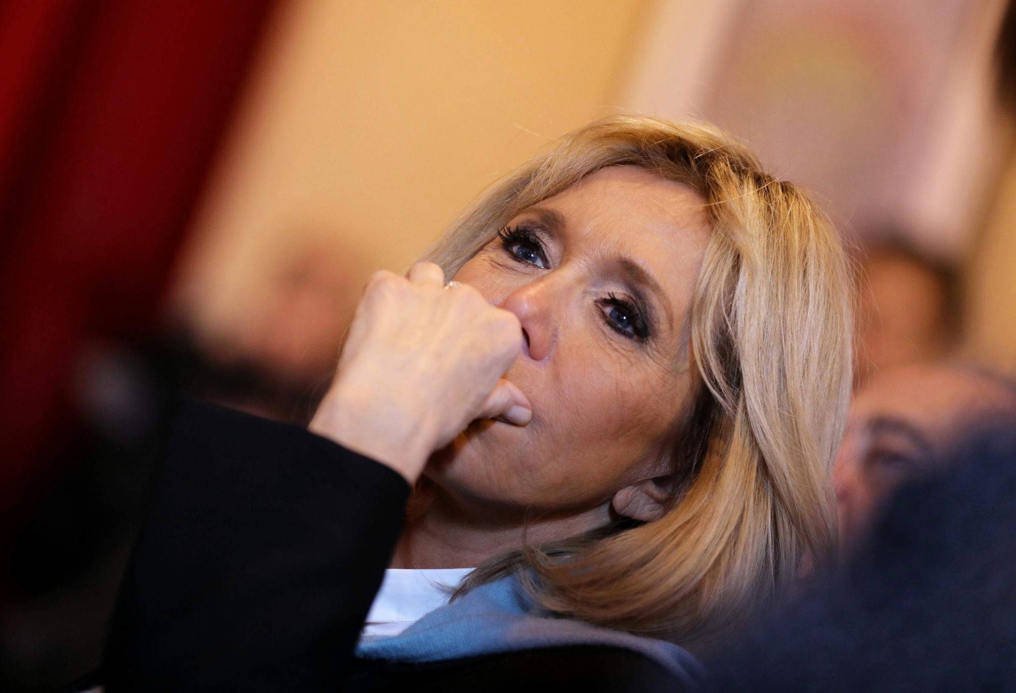 Brigitte Macron nierówno nałożyła samoopalacz