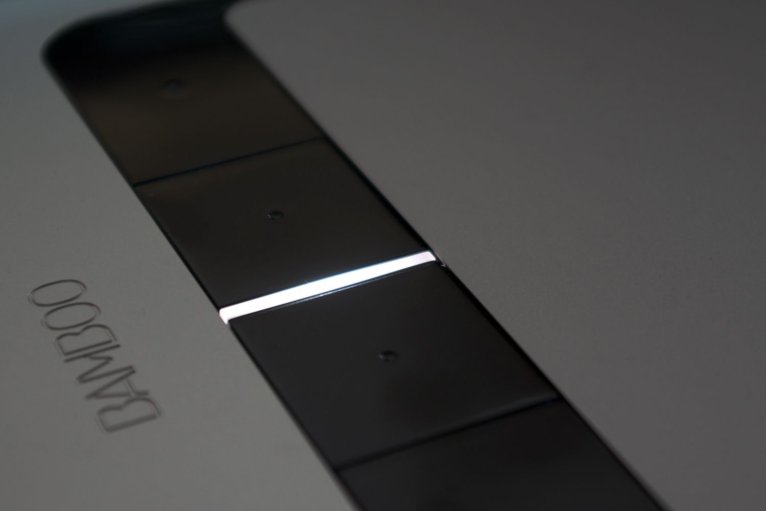 Biała dioda sygnalizuje pracę palcami...