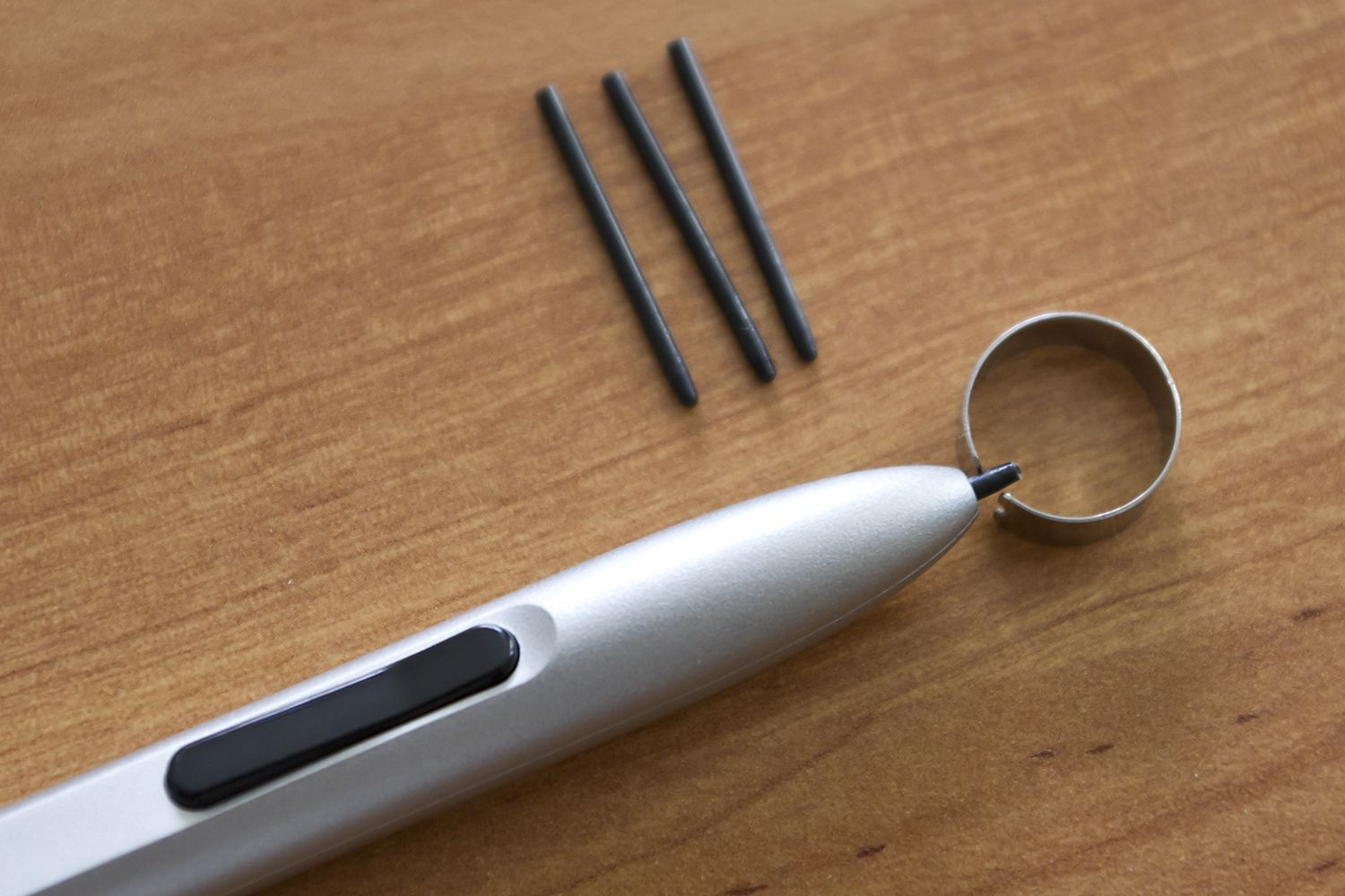 Wymienne końcówki piórka i urządzenie do wyjmowania