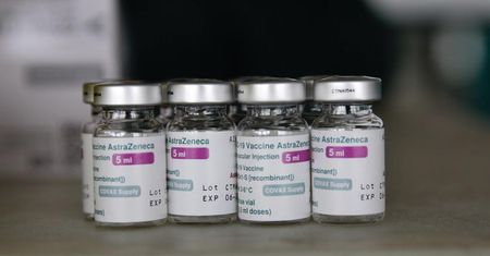 Francuzi nie chcą się szczepić AstraZenecą.