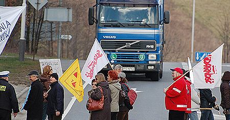 Głodówka skończyła się blokadą dojazdu do szpitala