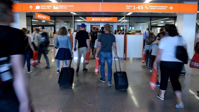 <p>Warszawa, 24.06.2016. Tymczasowe stanowiska do odprawy paszportowej w strefie Schengen, które zaczn¹ dzia³aæ od 4 lipca br. na warszawskim Lotnisku Chopina, 24 bm. W zwi¹zku ze szczytem NATO i DM w lipcu na warszawskim Lotnisku Chopina bêd¹ obowi¹zywa³y zaostrzone rodki bezpieczeñstwa, m.in. wzmo¿one kontrole pasa¿erów i ograniczenia w ruchu drogowym. (mr) PAP/Jacek Turczyk ***Zdjêcie do depeszy PAP pt. W lipcu specjalne rodki bezpieczeñstwa na Lotnisku Chopina***</p>