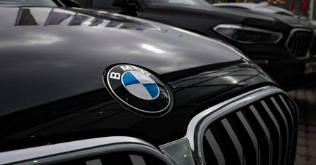 Warszawa. Chcieli ukraść BMW, spłoszeni uciekli tramwajem.