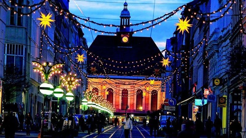 Kto z mieszkańców Zgorzelca chce już poczuć świąteczną atmosferę, wybiera się na spacer na starówkę  do  sąsiadów zza Nysy