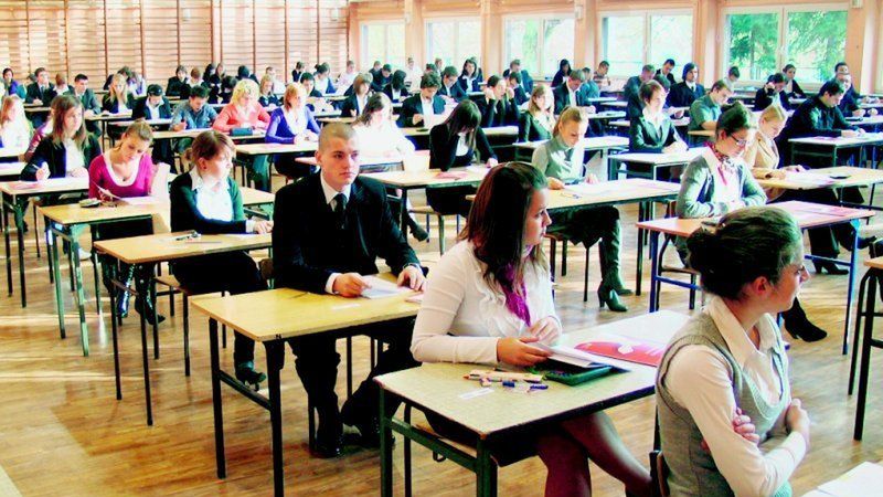 Około 140 uczniów ogólniaka zmaga się od wczoraj z próbną maturą, sfinansowaną z pieniędzy unijnych