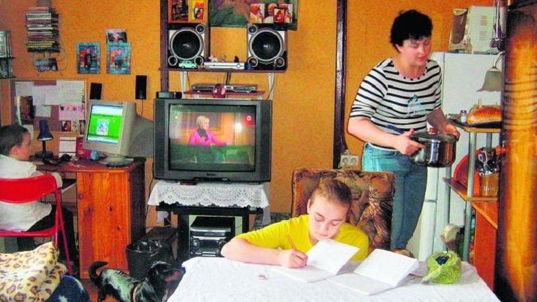 Piotruś rozwiązuje zadania w grze edukacyjnej, Daria odrabia lekcje, a mama Magda kończy gotowanie obiadu  &#8211; tak funkcjonuje  dom na 22 mkw.