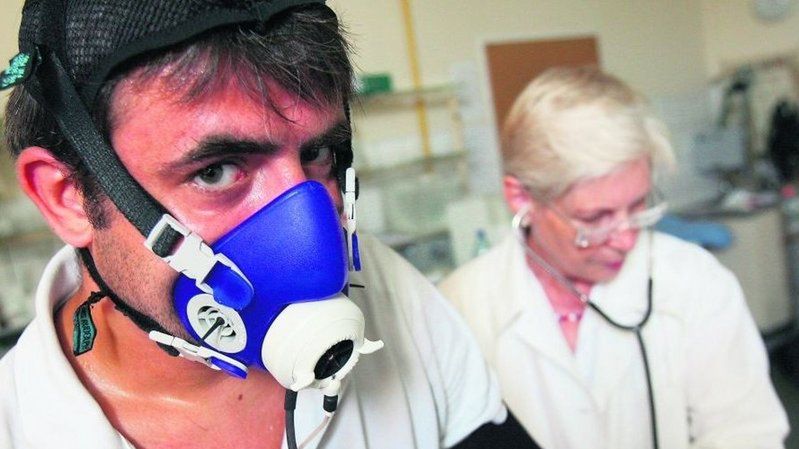 Jolanta Włodarczak z laboratorium po ćwiczeniu mierzy ciśnienie spoconego Marcina Torza