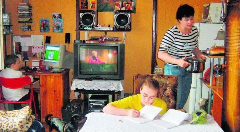 Piotruś rozwiązuje zadania w grze edukacyjnej, Daria odrabia lekcje, a mama Magda kończy gotowanie obiadu  &#8211; tak funkcjonuje  dom na 22 mkw.