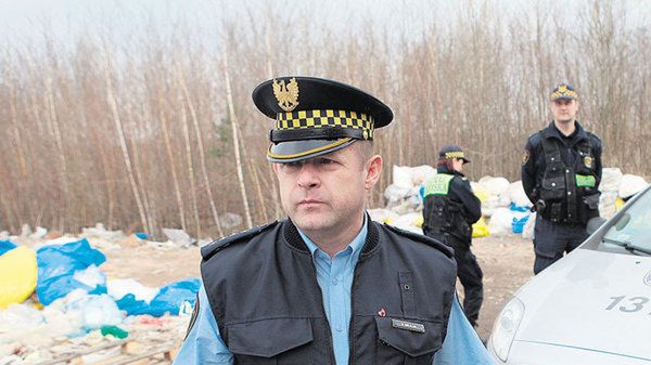 Strażnicy miejscy znaleźli setki worków ze śmieciami