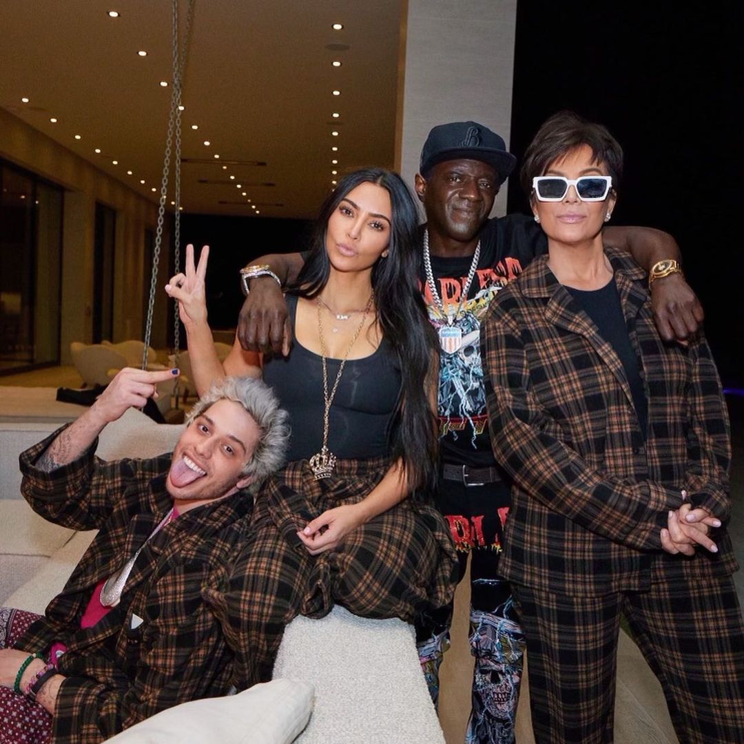 Kim Kardashian, Kris Jenner, Pete Davidson i Flavor Flav