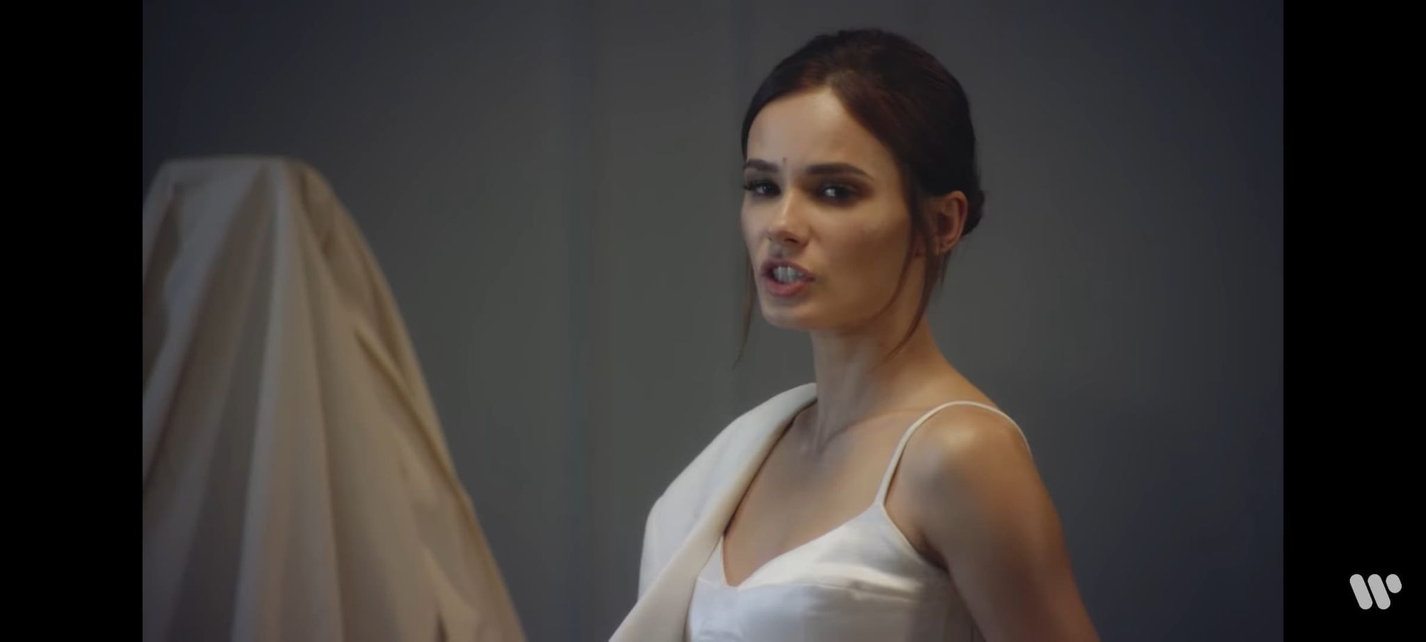 Natalia Szroeder w piosence Powinnam?