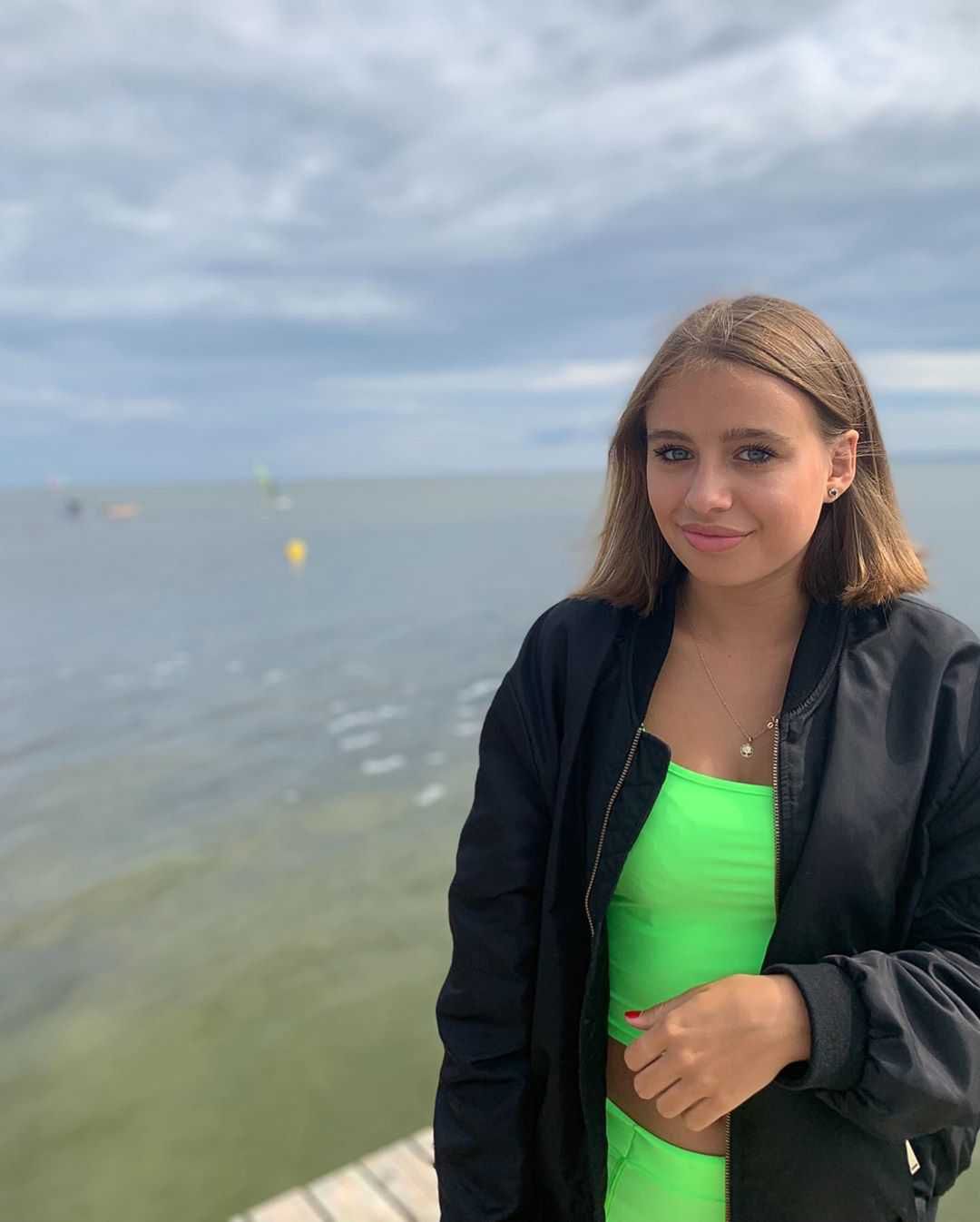 Oliwia Bieniuk pokazała nagi brzuch w Chałupach
