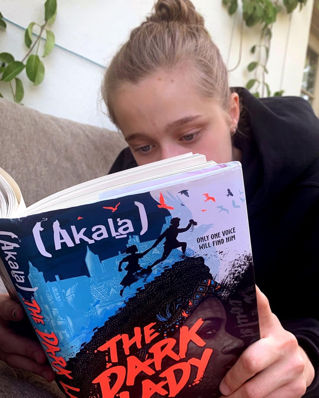 Angelina Jolie pokazała córki i salon na Instagramie