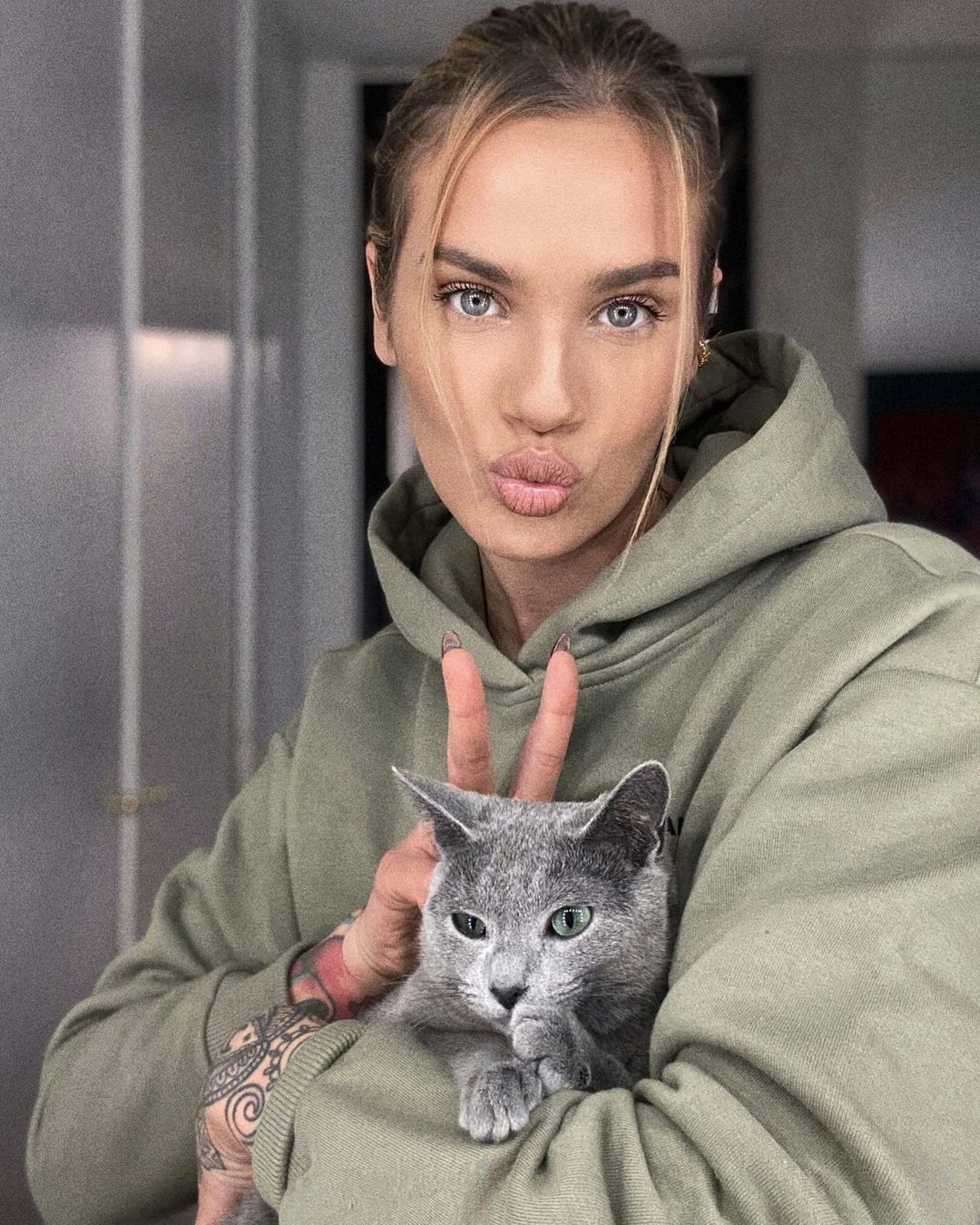 Karolina Gilon z kotem Puszkinem