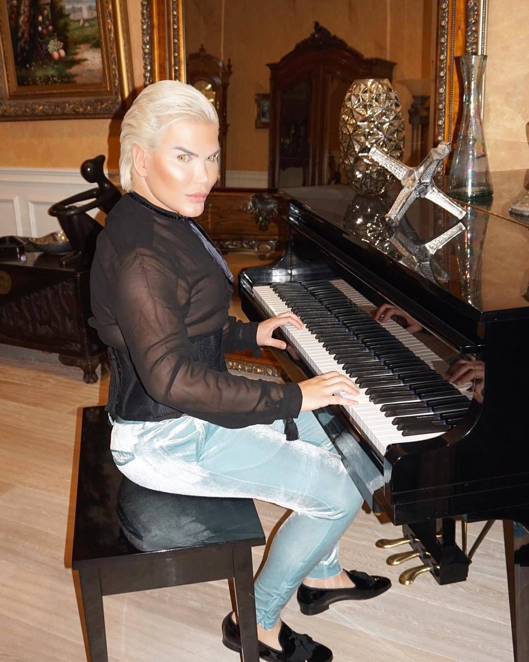 Rodrigo Alves - żywy Ken wyciął sobie cztery żebra