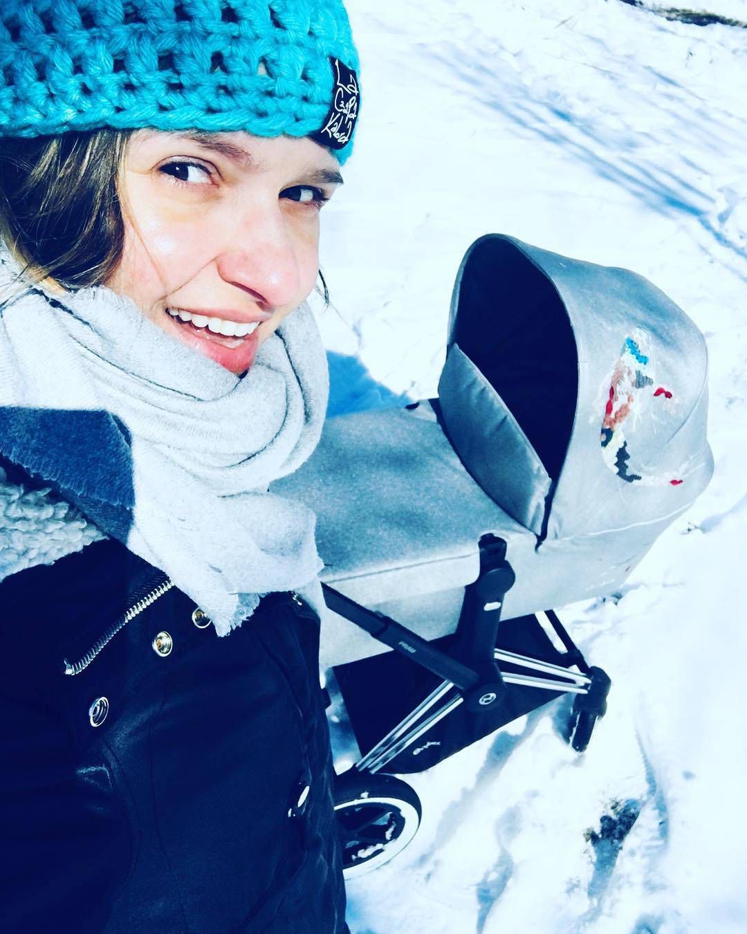 Joanna Koroniewska bez makijażu na spacerze z córeczką