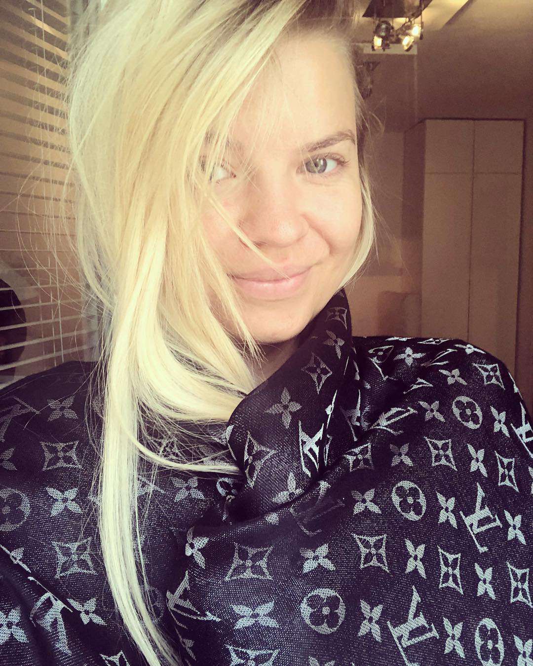 Marta Manowska bez makijażu w szalu Louis Vuitton