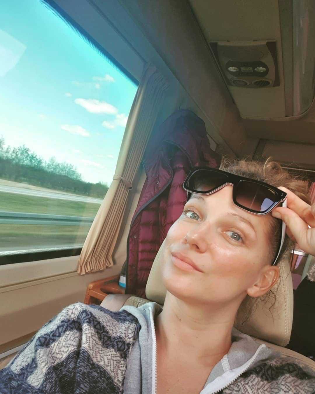 Joanna Liszowska bez doczepionych włosów i makijażu kusi ze swojego łóżka